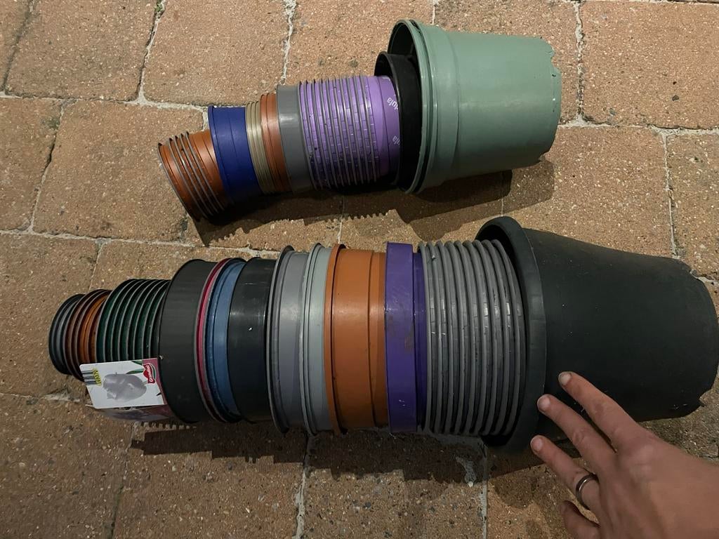 Gratis af te halen: Lege plastic bloempotten (diverse maten), Ophalen, Kunststof, Gebruikt, Rond
