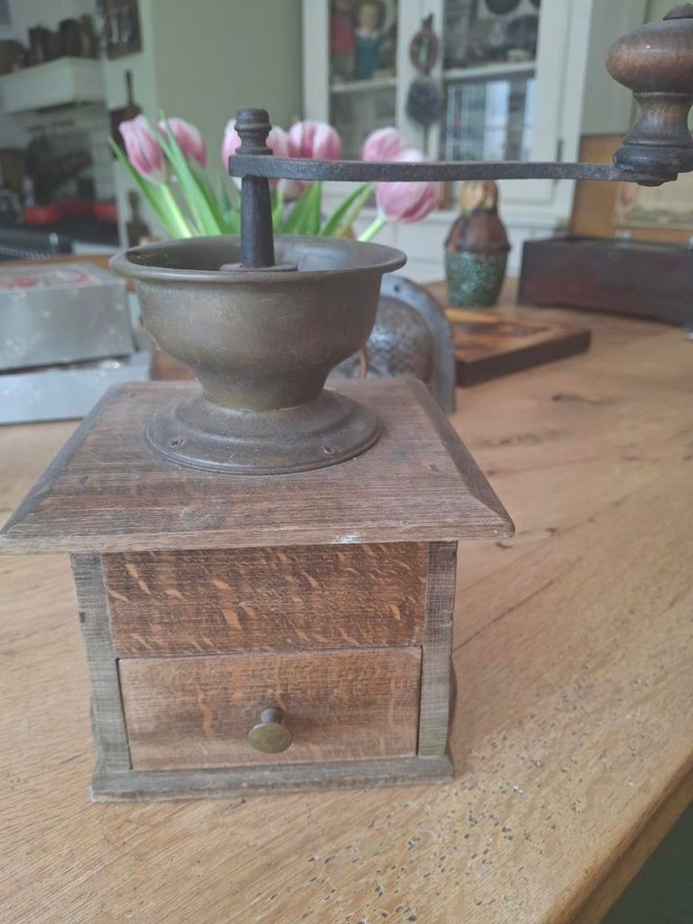 Antieke handmatige koffiemolen van hout en metaal, Ophalen of Verzenden