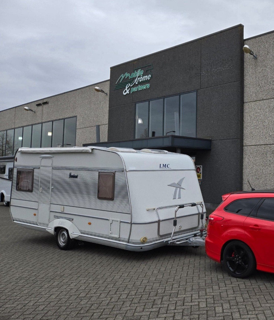 LMC Dominant 2001 - Goed onderhouden en compleet, Caravans en Kamperen, Vast bed, Rondzit, Koelkast, Particulier