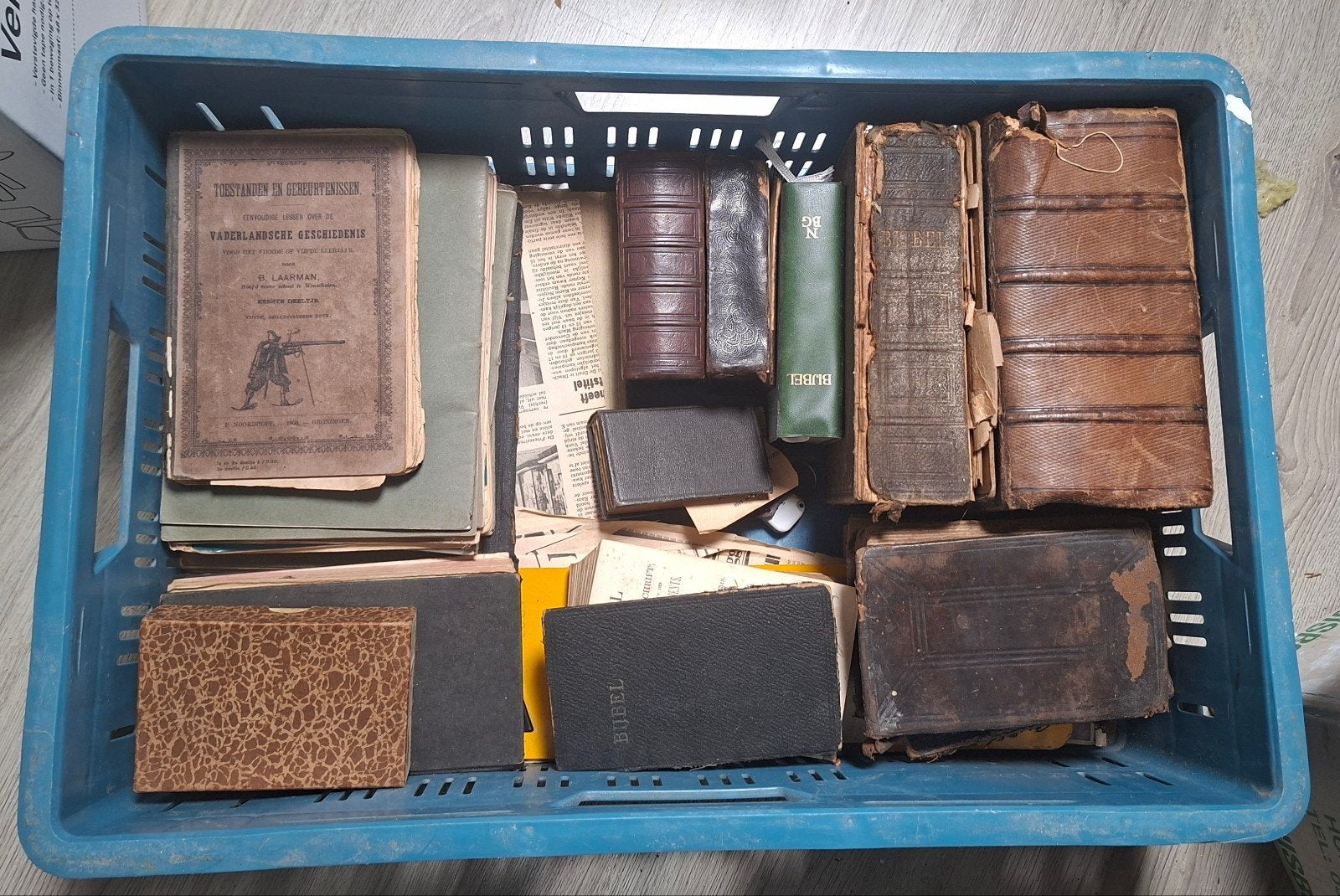 doos met oude bijbels, Ophalen of Verzenden