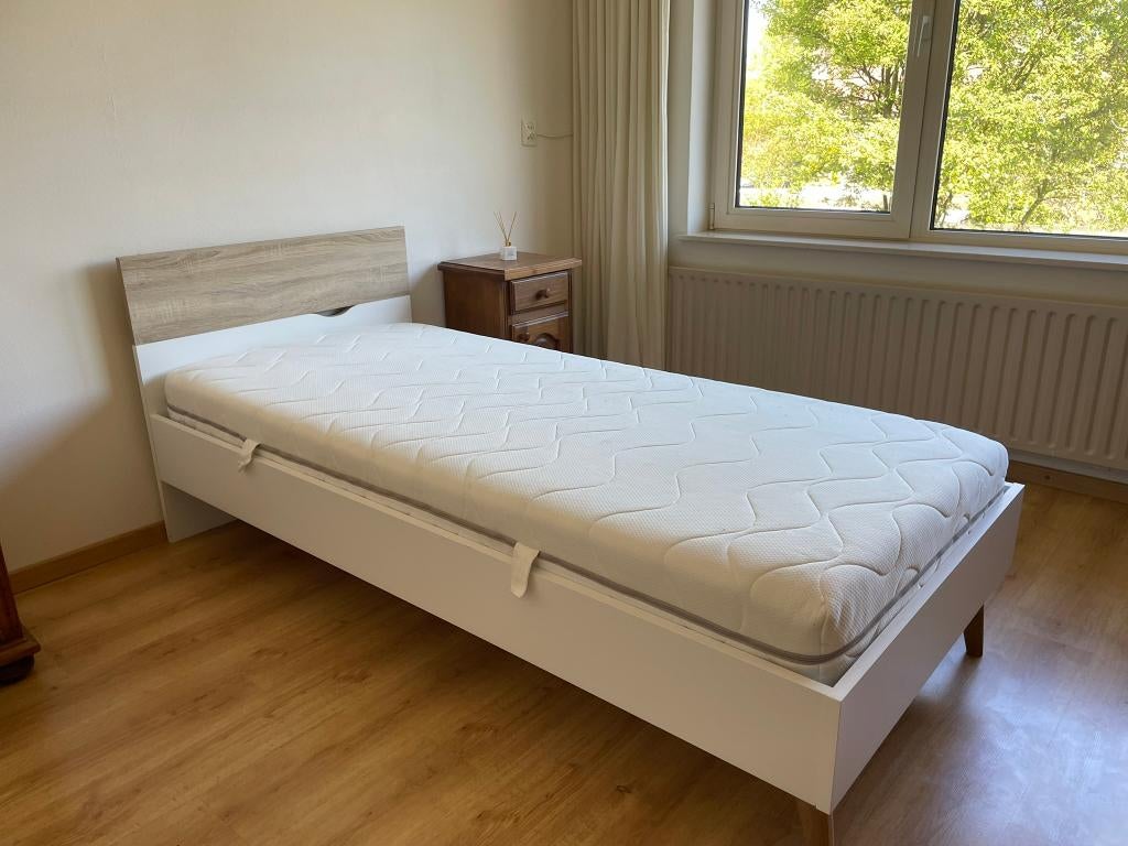 Eenpersoons bed 80x200 inclusief nagenoeg nieuw matras (2x), Ophalen, Eenpersoons, Wit, Zo goed als nieuw