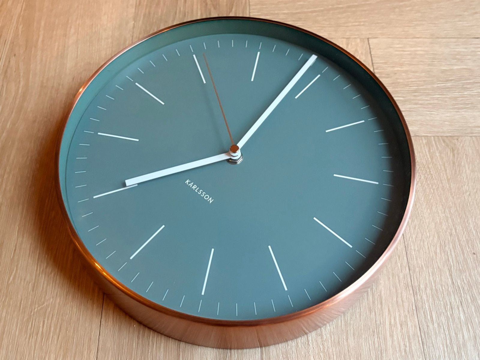 Karlsson wandklok - geruisloos, Analoog, Ophalen of Verzenden, Groen, Stil uurwerk