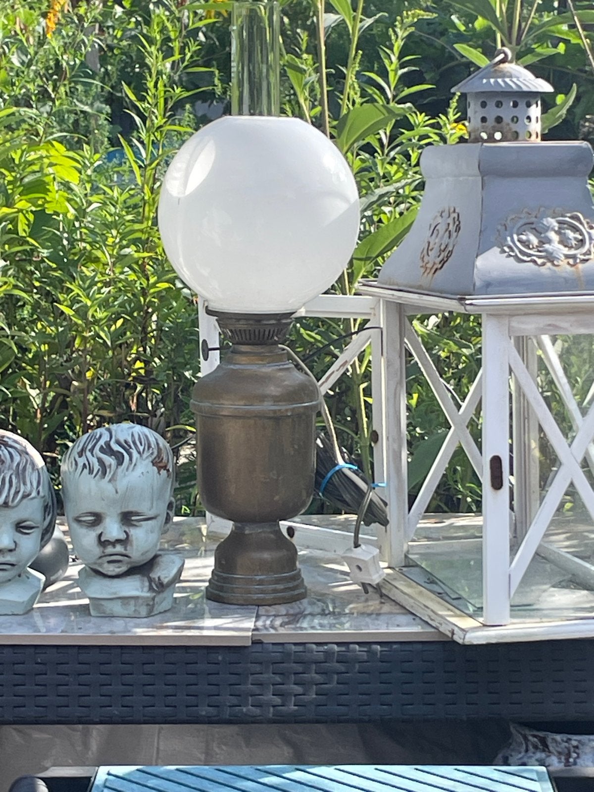 Antieke olielamp met opaline kap, Antiek en Kunst, Antiek | Lampen, Ophalen of Verzenden