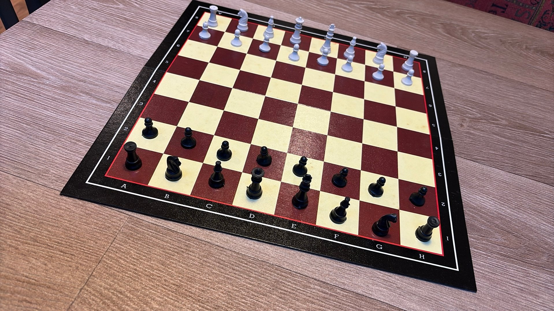 SCHAAKBORD OPVOUWBAAR MET KUNSTSTOF SCHAAKSTUKKEN., Ophalen of Verzenden, Zo goed als nieuw