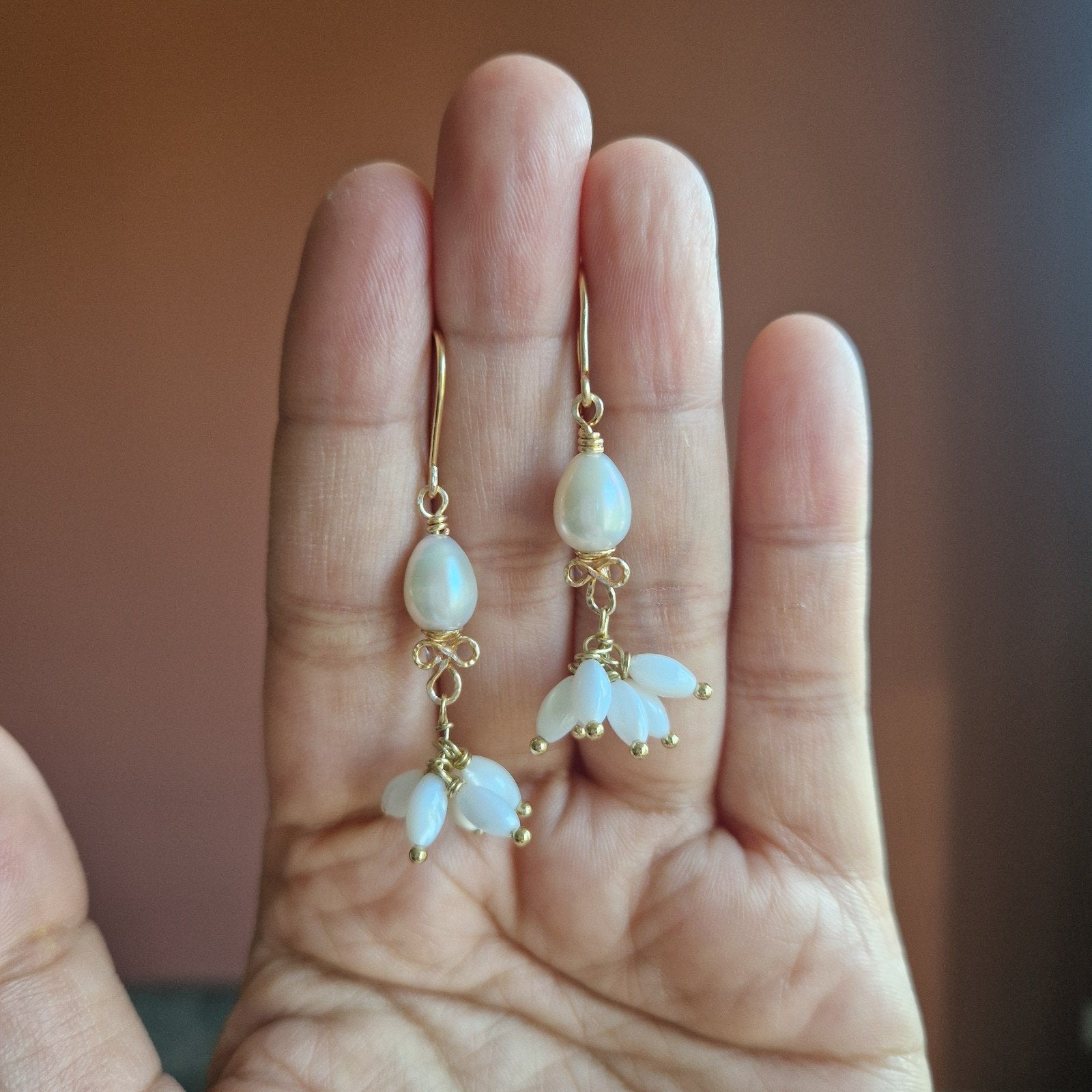 Handgemaakte oorbellen met zoetwaterparels en schelpjes, Sieraden, Tassen en Uiterlijk, Ophalen of Verzenden, Nieuw