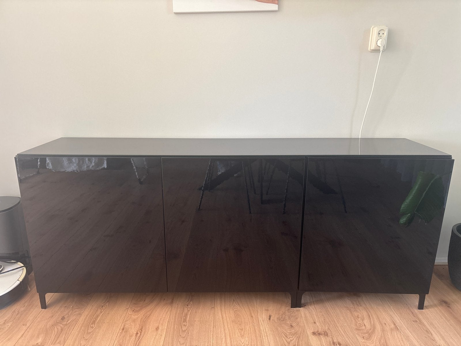Moderne zwarte dressoir met glanzende afwerking, Ophalen, 150 tot 200 cm, Zo goed als nieuw, 25 tot 50 cm