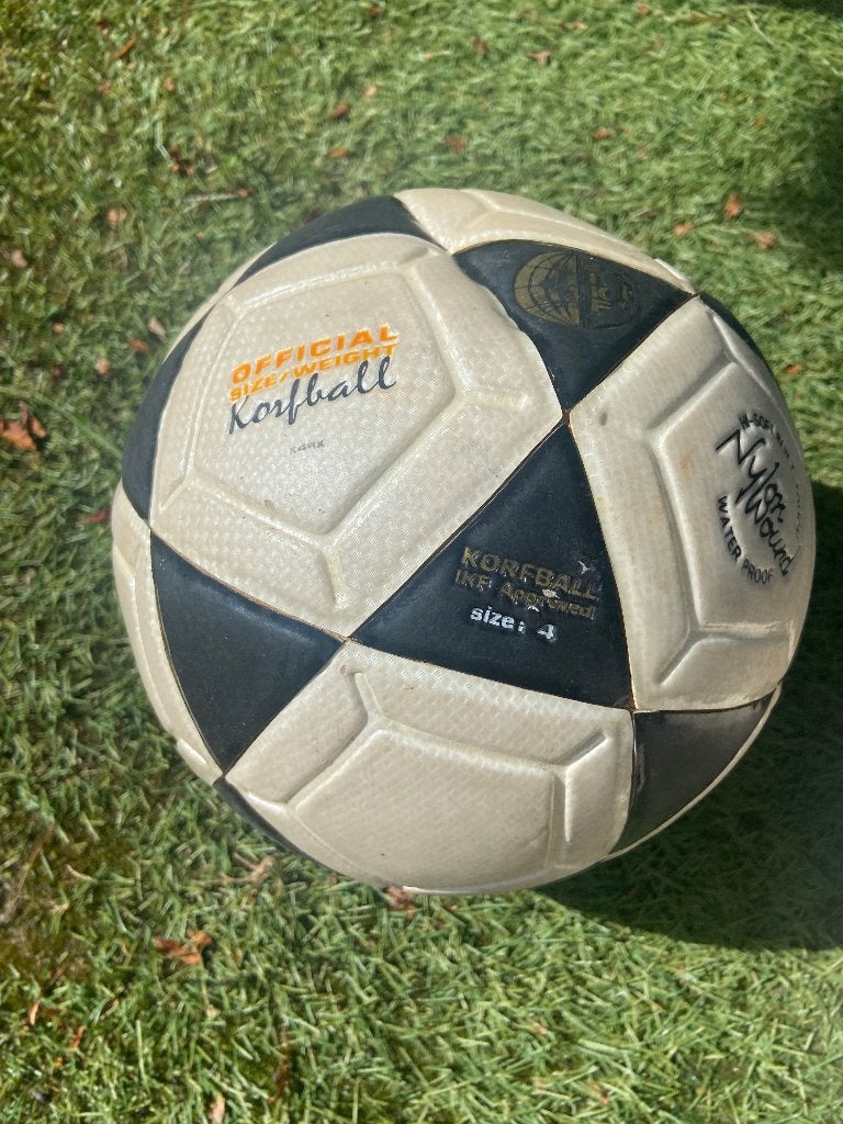 Korfbal ballen maat 4 en 5, Sport en Fitness, Korfbal, Ophalen, Gebruikt, Bal