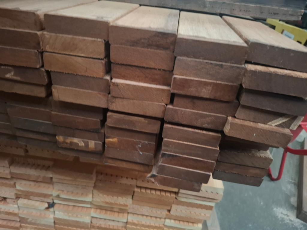 Partij hardhout latten 305x9x2.5 cm 84 st bezorgen mogelij, Ophalen, Nieuw, A, Hout