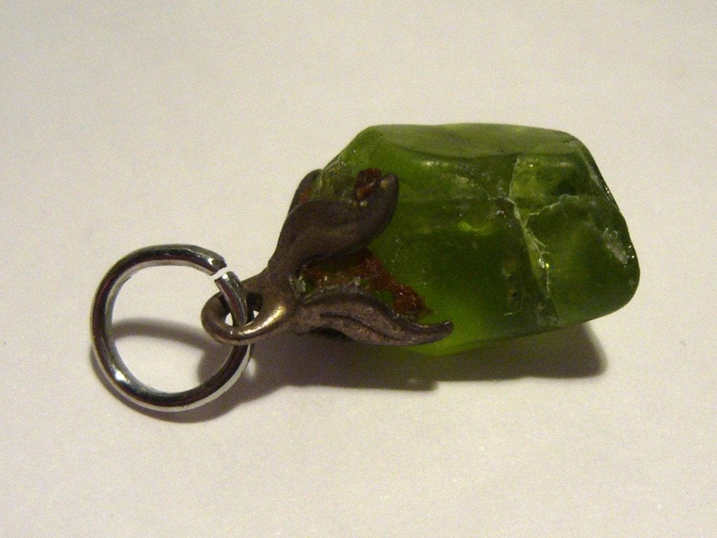 peridot olivijn hanger groene edelsteen mineraal groen, Gebruikt, Ophalen of Verzenden, Steen of Mineraal, Met edelsteen
