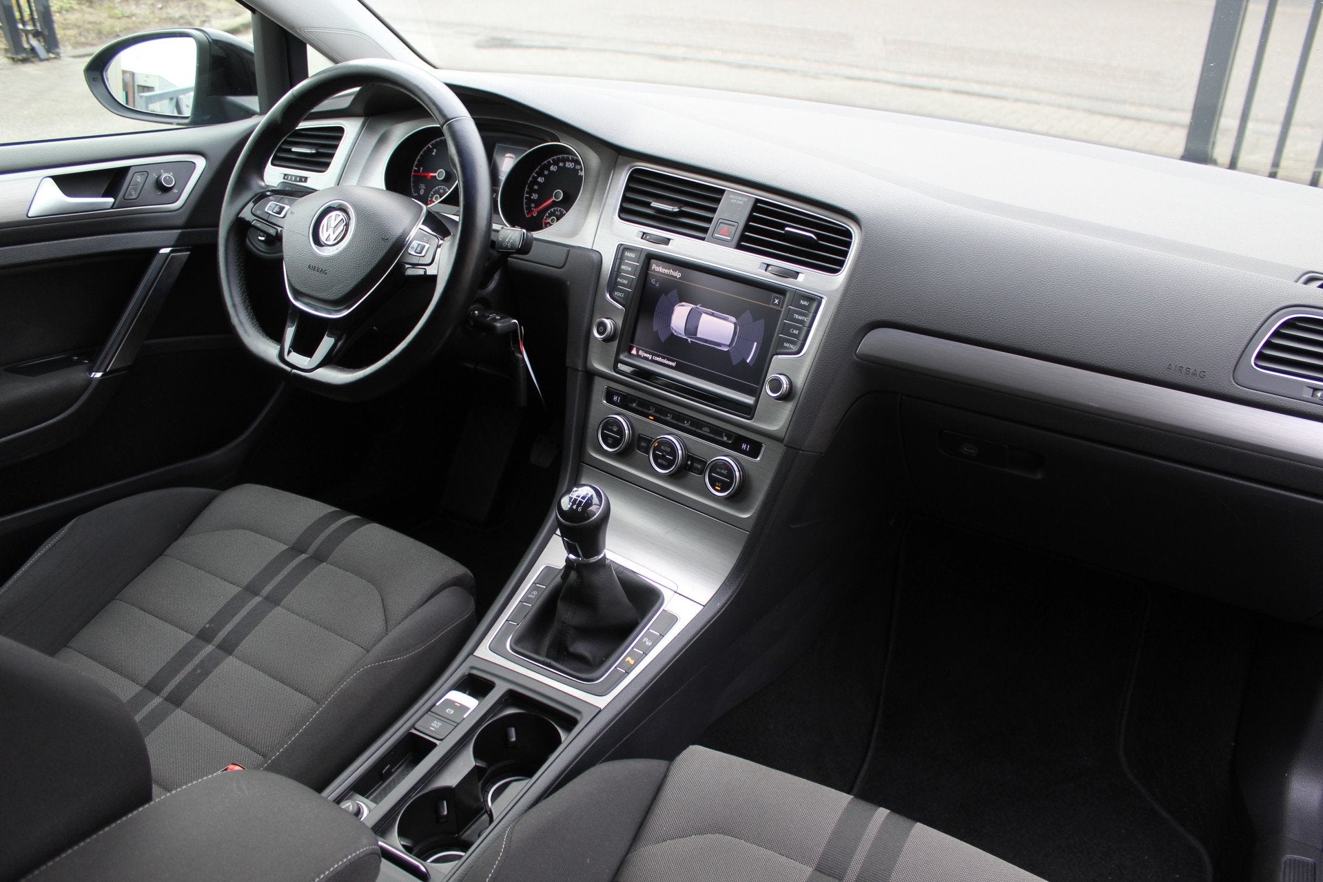 Volkswagen Golf 1.6 TDI Highline BlueMotion Parkeersensoren/, Auto's, Volkswagen, Voorwielaandrijving, Stof, Gebruikt, Zwart