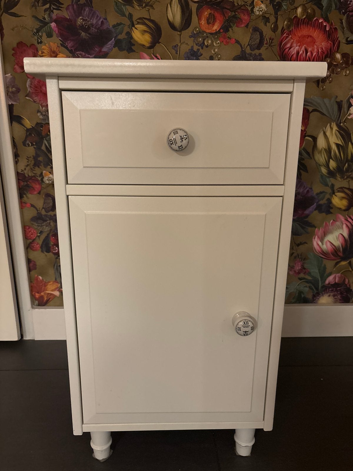 IKEA Hemnes nachtkastje met porseleinen knoppen, Ophalen, Gebruikt, Minder dan 45 cm, 55 tot 70 cm