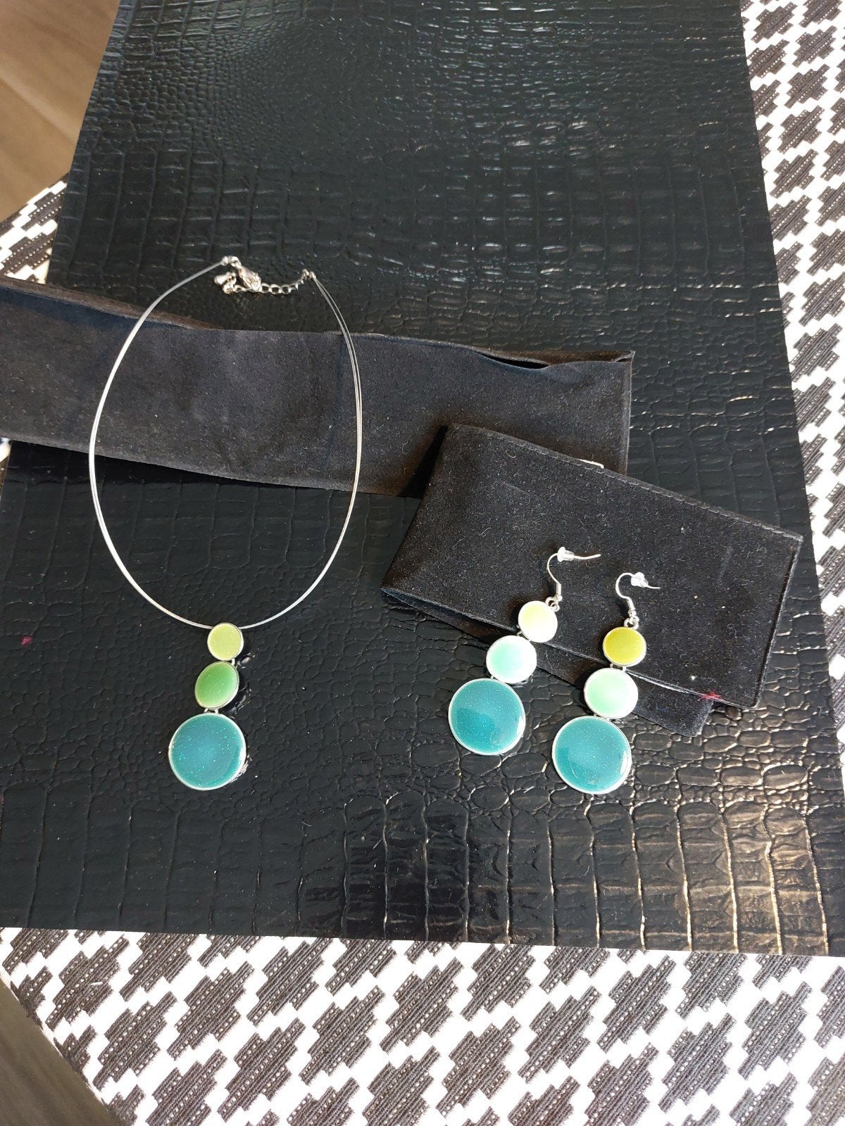 Ketting en oorbellen set in etui - Groen/Blauw, Overige materialen, Hangers, Ophalen of Verzenden, Zo goed als nieuw