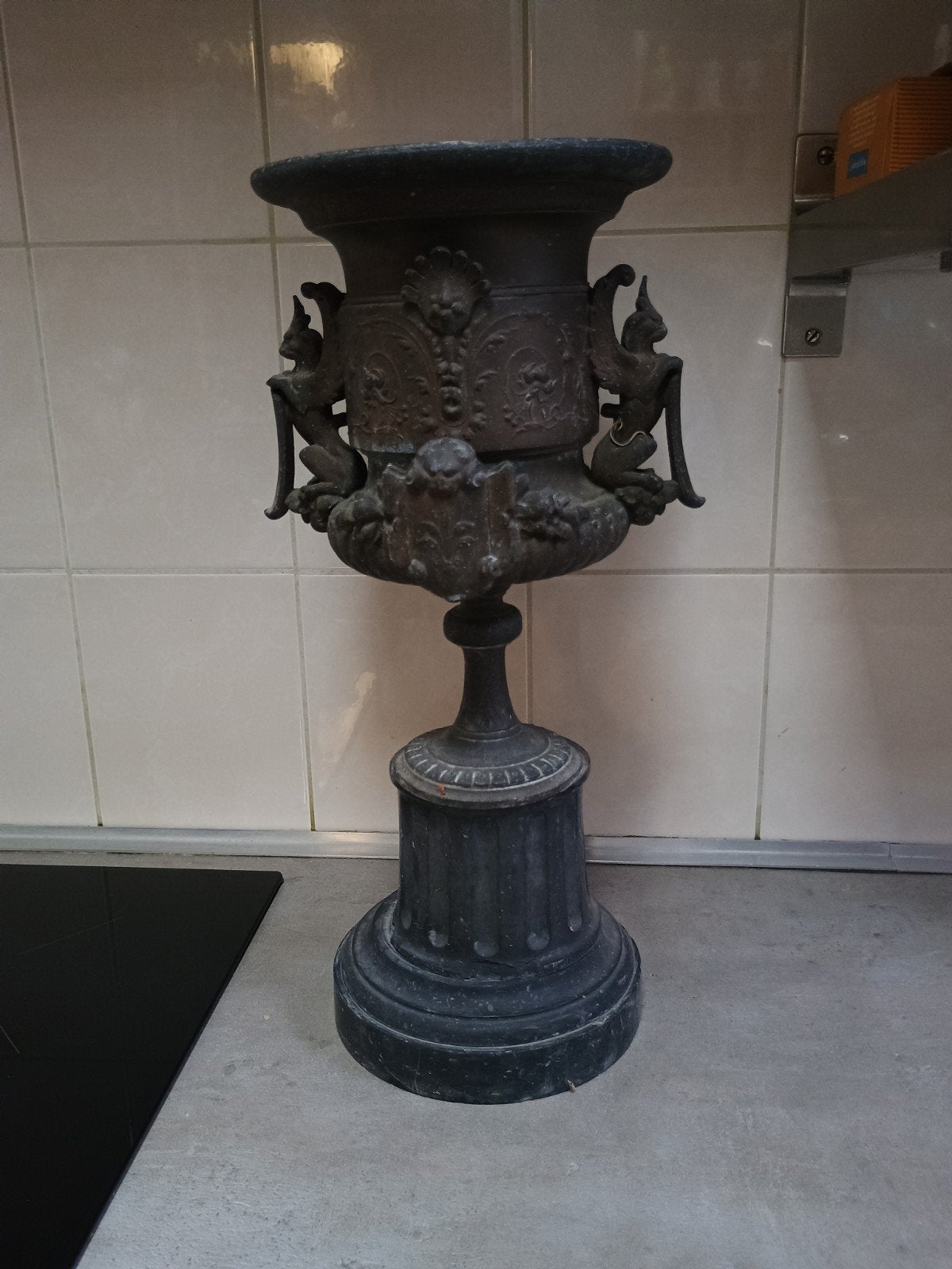 Antieke gietijzeren tuinvaas op sokkel, 40cm hoog, Ophalen of Verzenden
