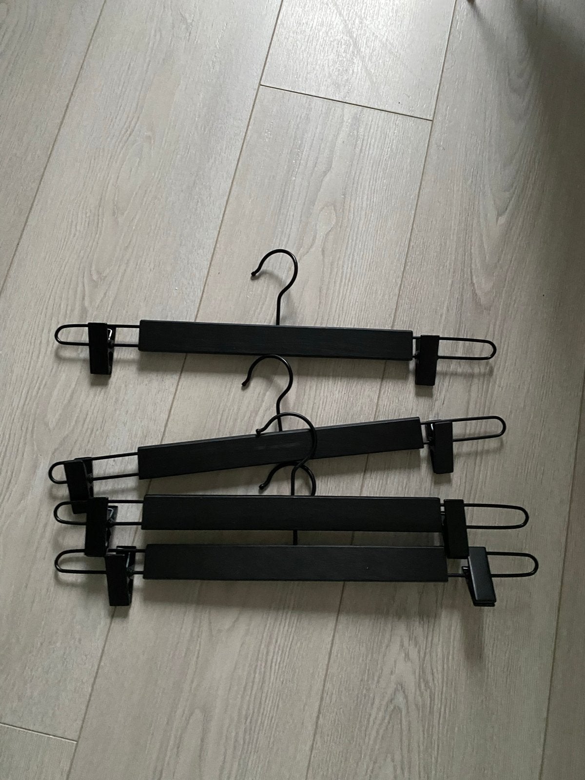 Zwarte kledinghangers met klemmen (3 stuks), Ophalen of Verzenden, Gebruikt, Metaal, Volwassenen