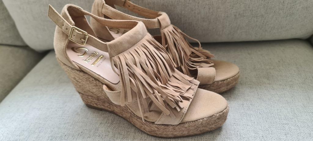 Nieuwe sandalen 38 Kanna beige franjes sleehakken peeptoe, Kleding | Dames, Schoenen, Beige, Nieuw, Kanna, Sandalen of Muiltjes