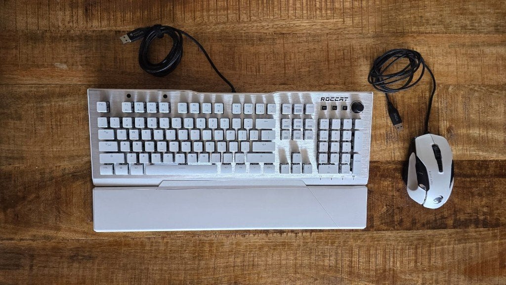 ROCCAT Vulcan 122 toetsenbord + ROCCAT Kone AIMO muis, Toetsenbord en muis-set, Ophalen of Verzenden, Zo goed als nieuw, Qwerty