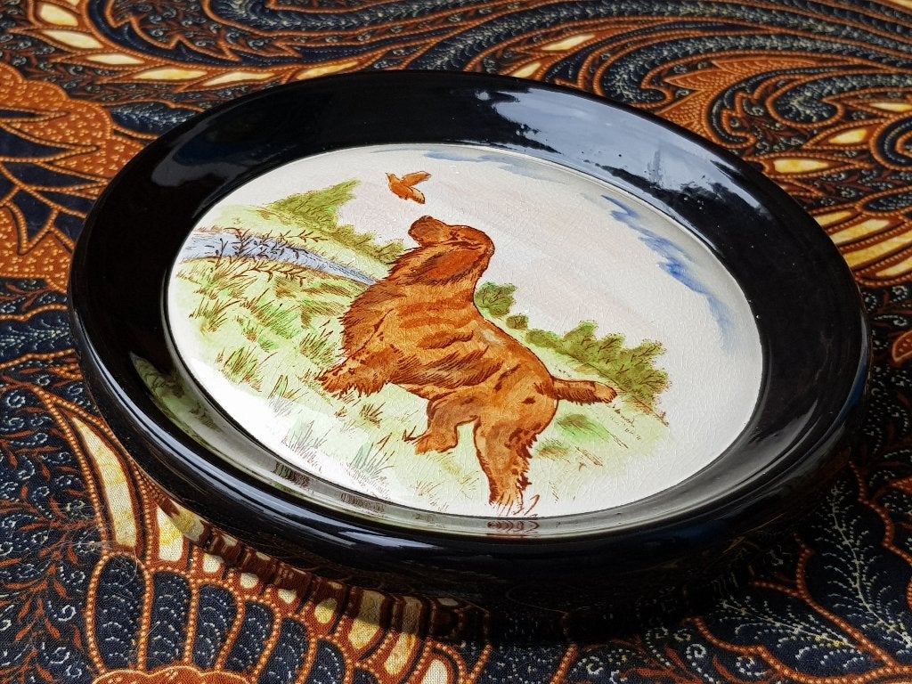 Mooie oude hanger uit Engeland met een jachthond 18,4 cm., Ophalen of Verzenden