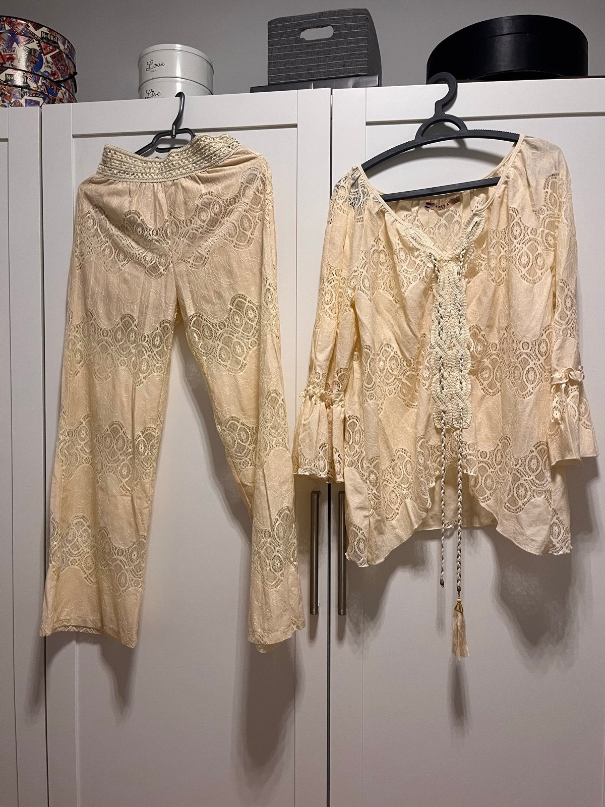 Azara Paris Crèmekleurige Kanten Broek en Blouse Set S/M, Kleding | Dames, Ophalen, Beige, Zo goed als nieuw, Maat 36 (S)