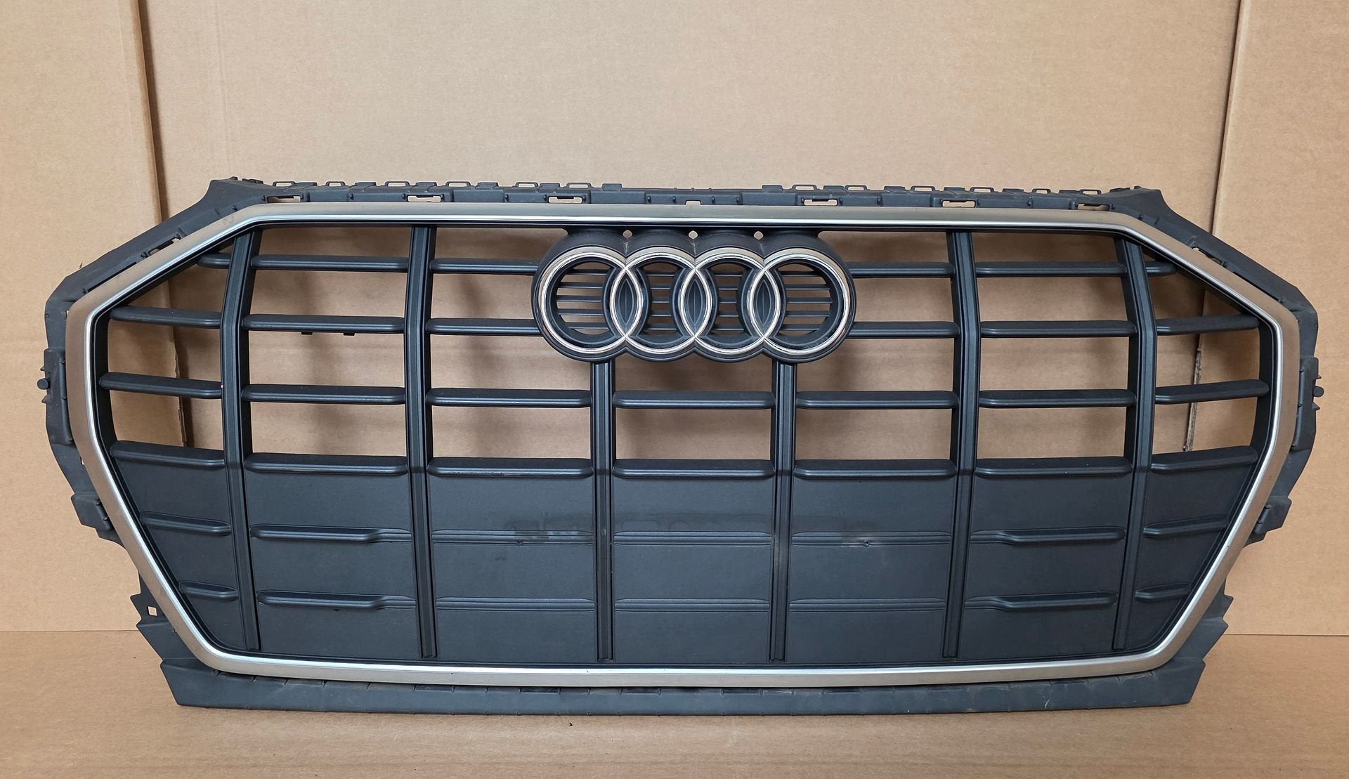 GRILL AUDI Q5 80A FACELIFT GRILLE ORGINEEL 80A853651, Gebruikt, -, Voor, Ophalen of Verzenden