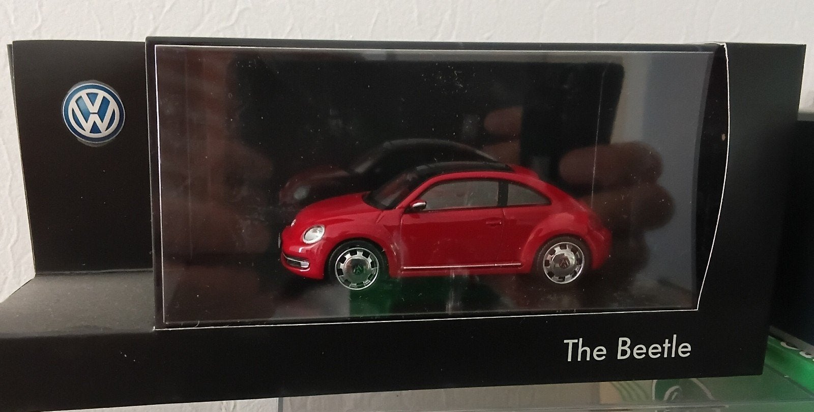 Volkswagen New Beetle rood 1:43 in Schuco vitrinedoosje., Ophalen of Verzenden, Auto, Schuco