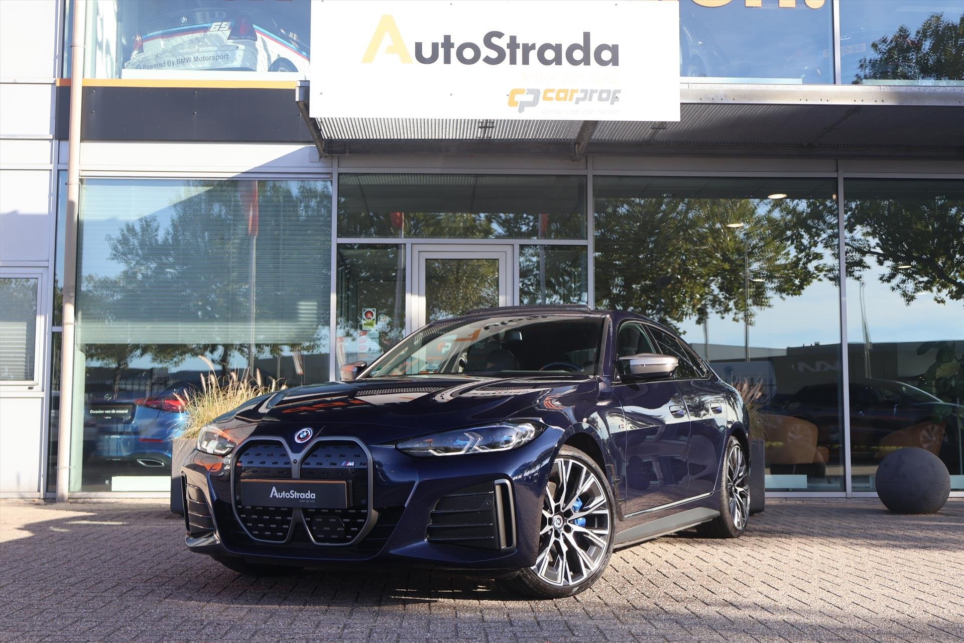 BMW I4 (g26) M50 544pk M-Sport SoH 94% | Tansanietblau | Pan, Auto's, Dealer onderhouden, Gebruikt, Huisgarantie, Blauw
