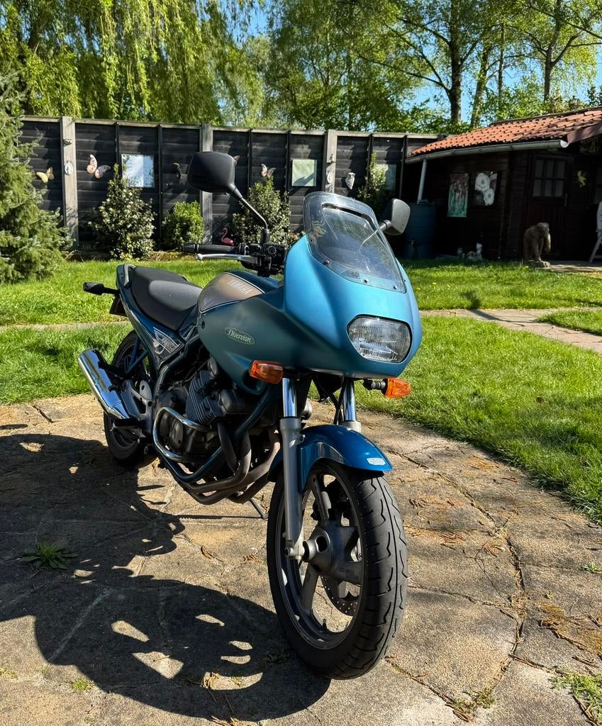 Diepzee blauwe Yamaha Diversion XJ600, Ophalen