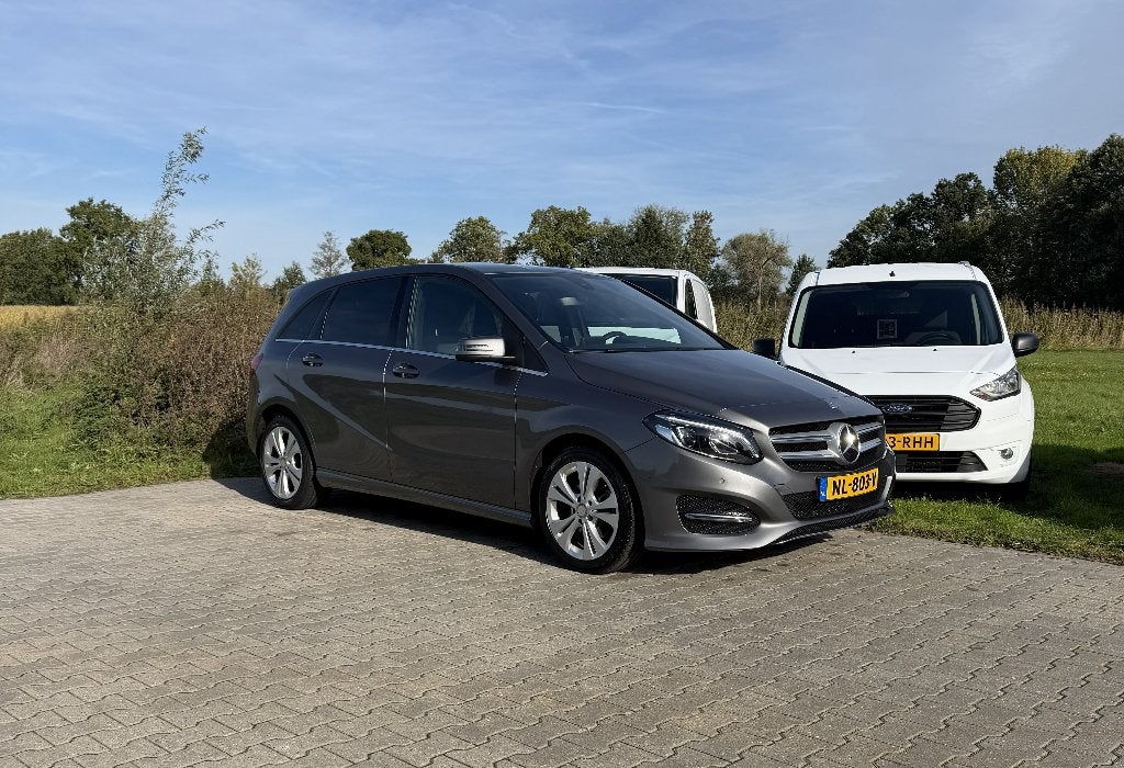 Mercedes-Benz B-Klasse 180 Ambition Trekhaak Xenon Nieuwstaa, Auto's, Voorwielaandrijving, Dealer onderhouden, 4 cilinders, Leder en Stof