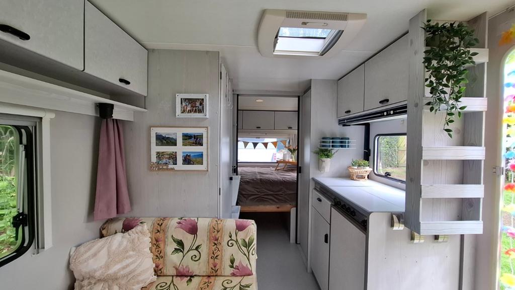 Caravan Bürstner Holiday zeer netjes!Voortent/luifel/uitbouw, Caravans en Kamperen, Hefbed, Rondzit, Luifel, Particulier