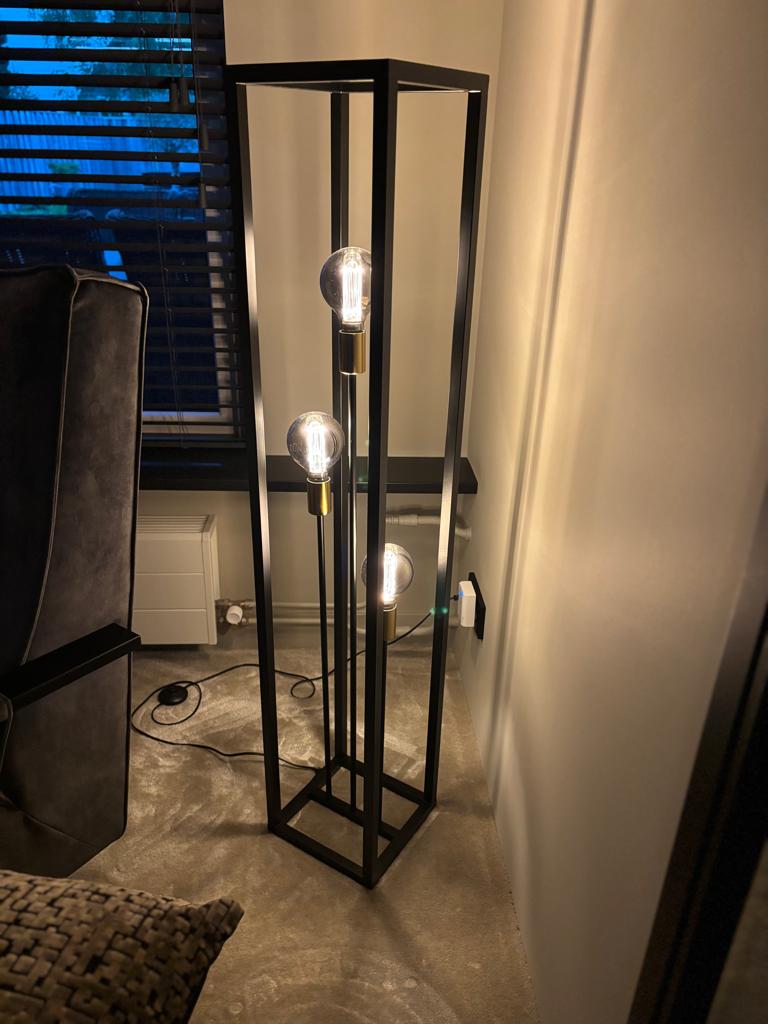 Te koop  prachtige vloerlamp, Ophalen, Zo goed als nieuw, Metaal, 100 tot 150 cm