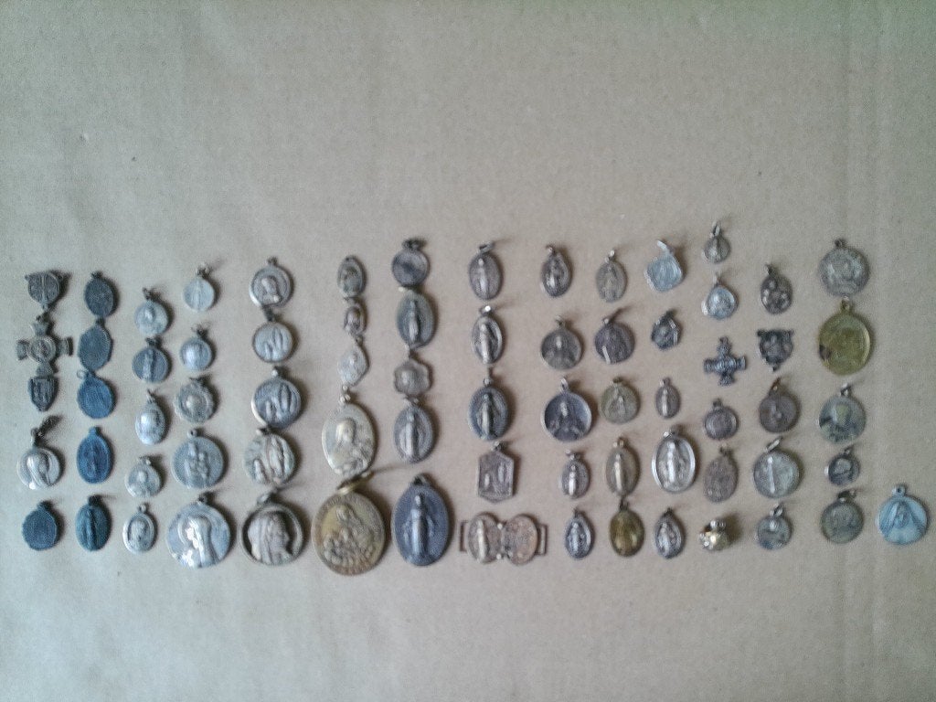 Collectie antieke en vintage religieuze medaillons 72 stuks, Ophalen of Verzenden