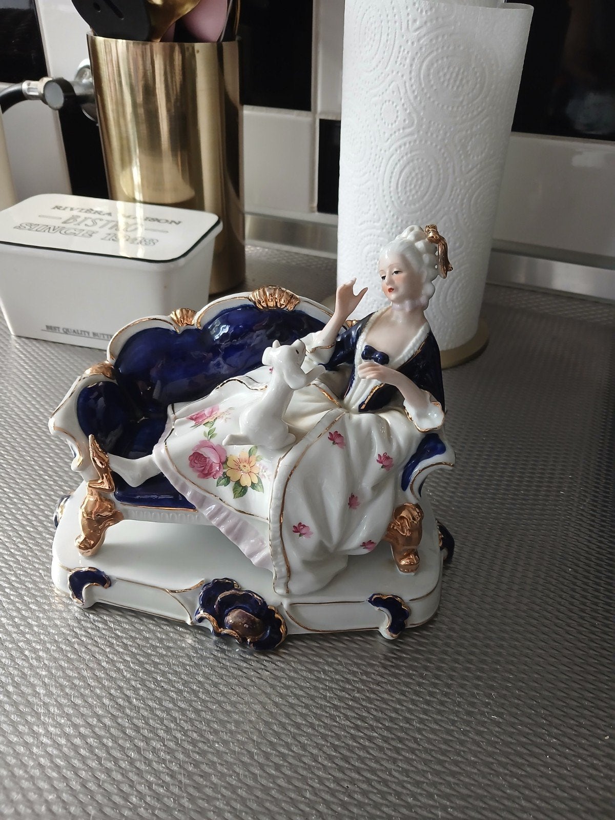 Vintage porseleinen beeldje dame met hondje, Antiek en Kunst, Ophalen of Verzenden