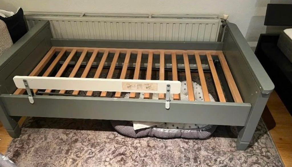 Peuterbed met lattenbodem en uitvalbeveiliging, Ophalen, Gebruikt, 70 tot 85 cm, 140 tot 160 cm