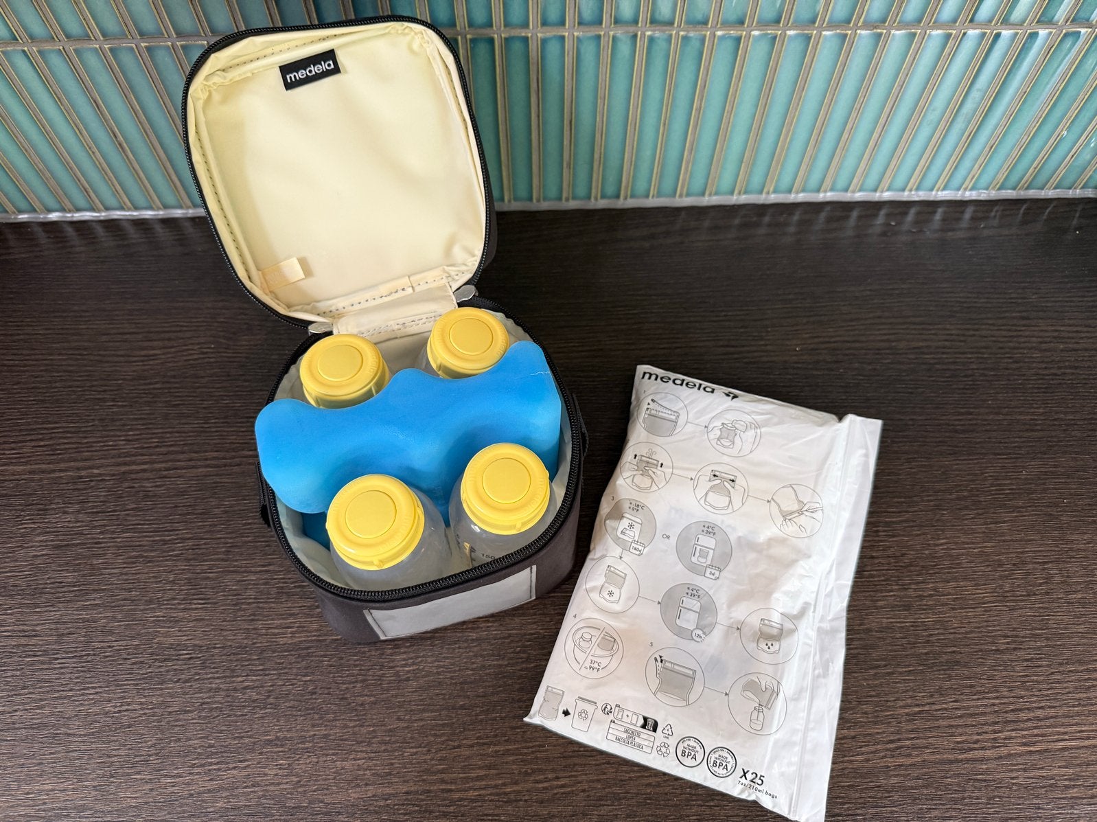Medela koeltas met flesjes en moedermelkzakjes, Medela, Bewaarbakje, Ophalen of Verzenden, Zo goed als nieuw