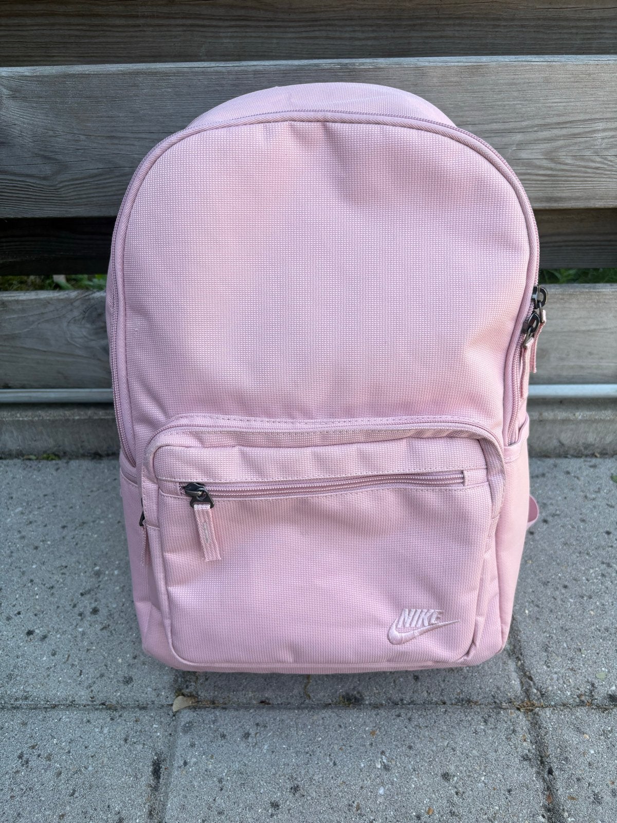 Roze Nike rugzak en Zwart-witte Eastpak rugzak, Gebruikt, 25 tot 40 cm, Eastpak, Ophalen