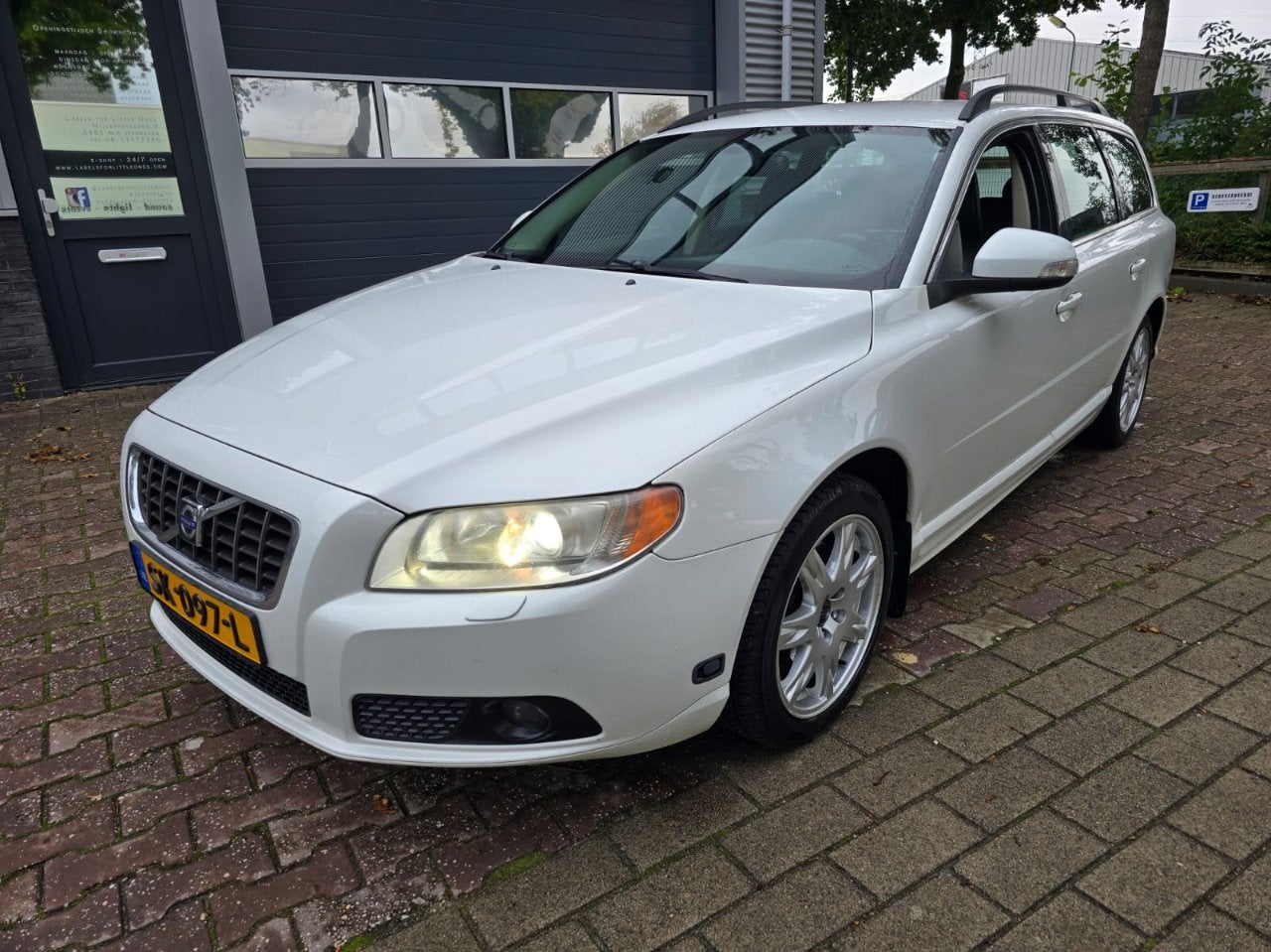 Volvo V70 2.5T Momentum (bj 2009, automaat), Auto's, Volvo, 1574 kg, 93 €/maand, 750 kg, 5 cilinders