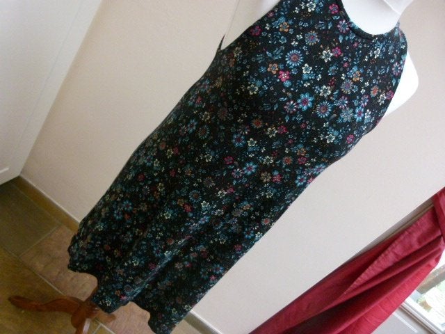 Jurk Pull & Bear zwart met bloemen. maat S 36, Kleding | Dames, Overige kleuren, Ophalen of Verzenden, Zo goed als nieuw, Boven de knie