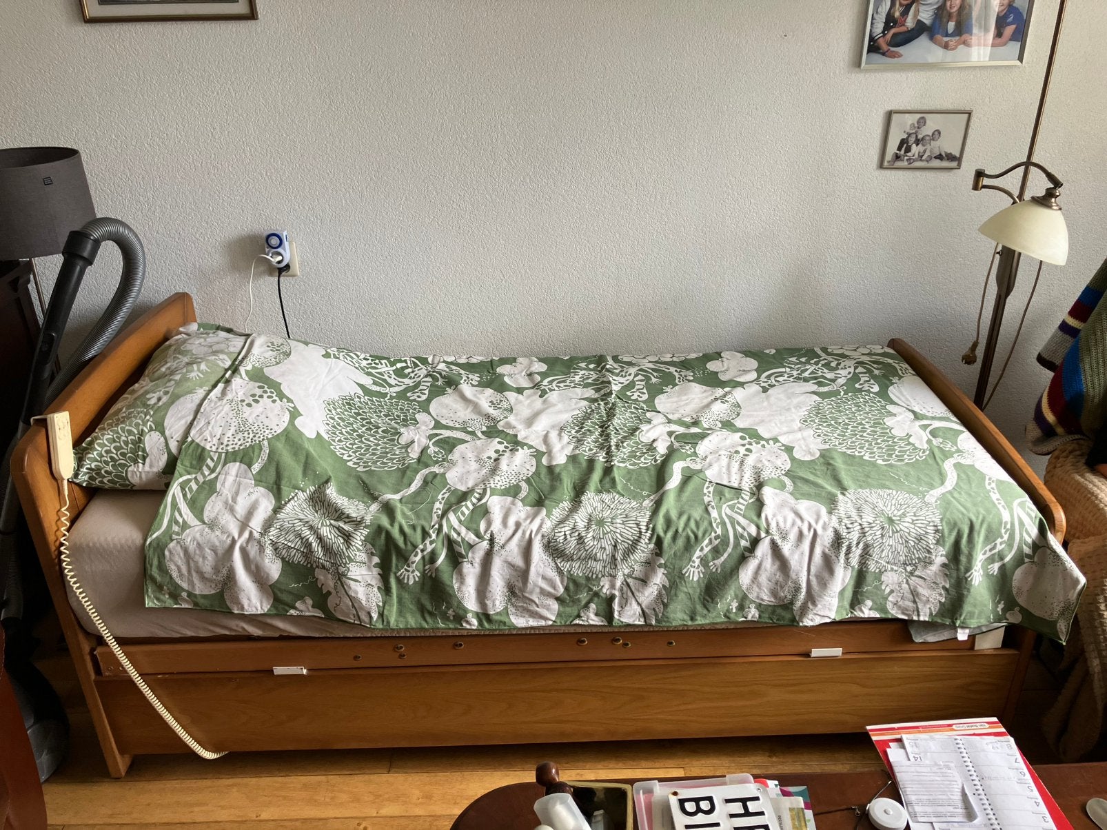Eenpersoons eiken bed met nachtkastje, Huis en Inrichting, Ophalen, 90 cm, Eenpersoons, Bruin