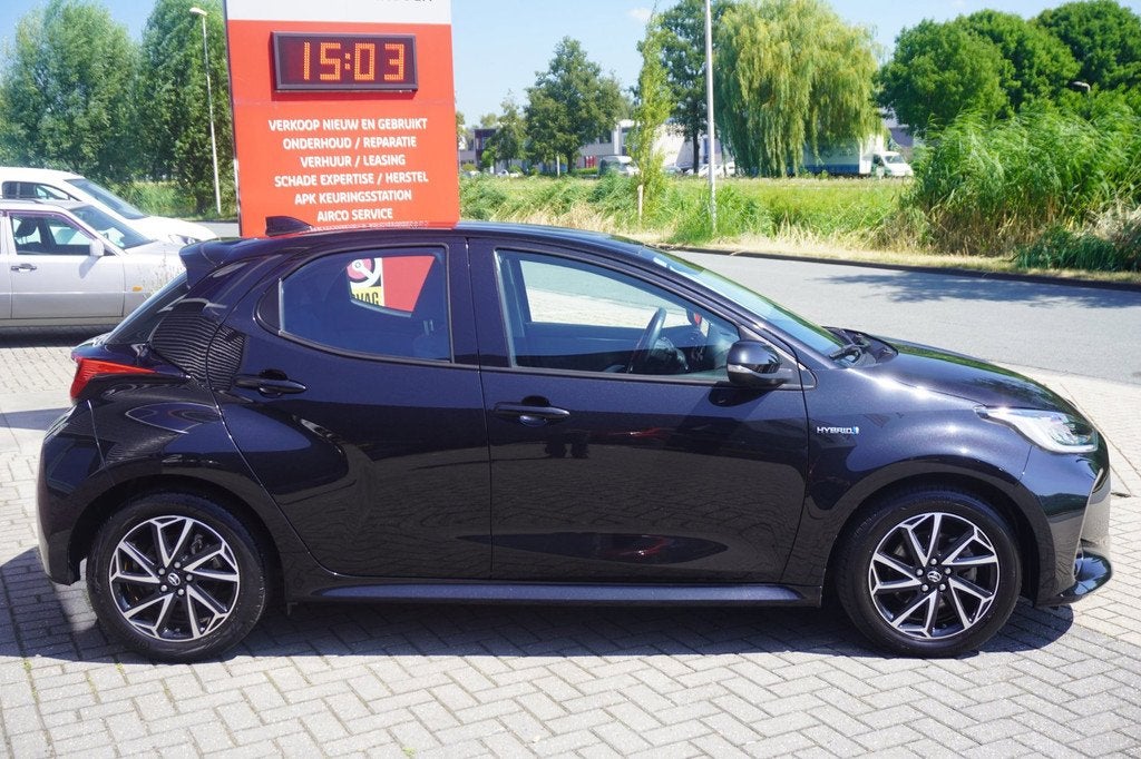 Toyota Yaris 1.5 Hybrid Dynamic / Camera / Carplay / ACC / D, Auto's, Toyota, Gebruikt, 450 kg, Bedrijf, Hybride Elektrisch/Benzine