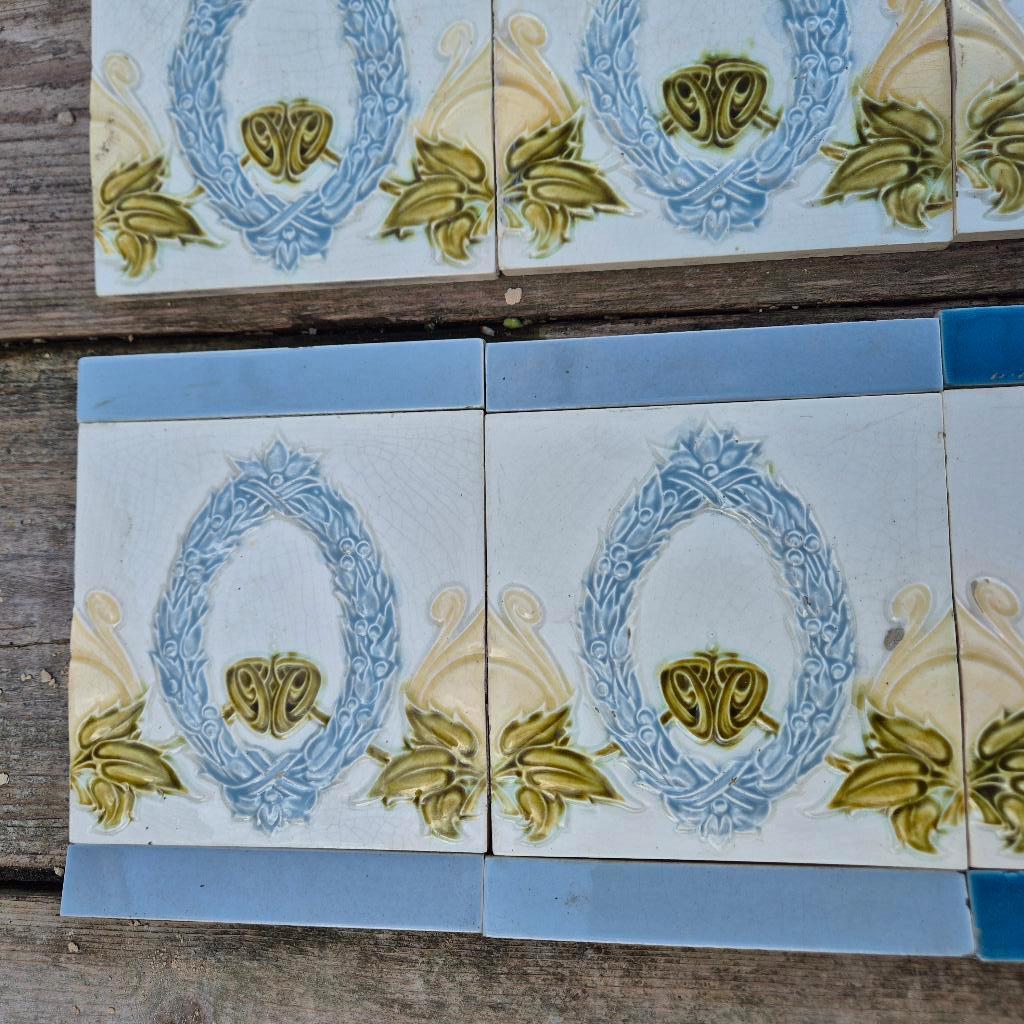 34 art nouveau randtegels grijsblauw lauwerkrans zachtgeel, Ophalen