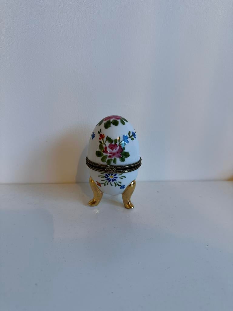 Vintage Porseleinen Eierdoosje met Bloemen en Gouden Voetjes, Ophalen of Verzenden
