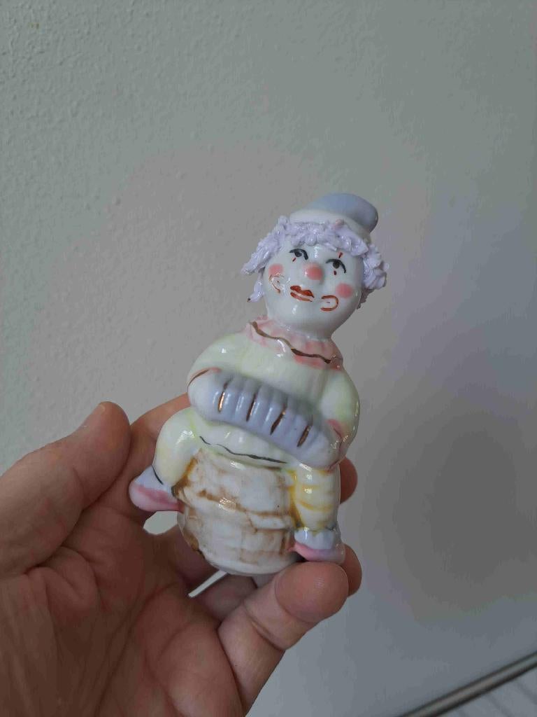 Clown speelt accordeon, porselein 7.5x5x11.5cm, Ophalen of Verzenden, Gebruikt, Mens