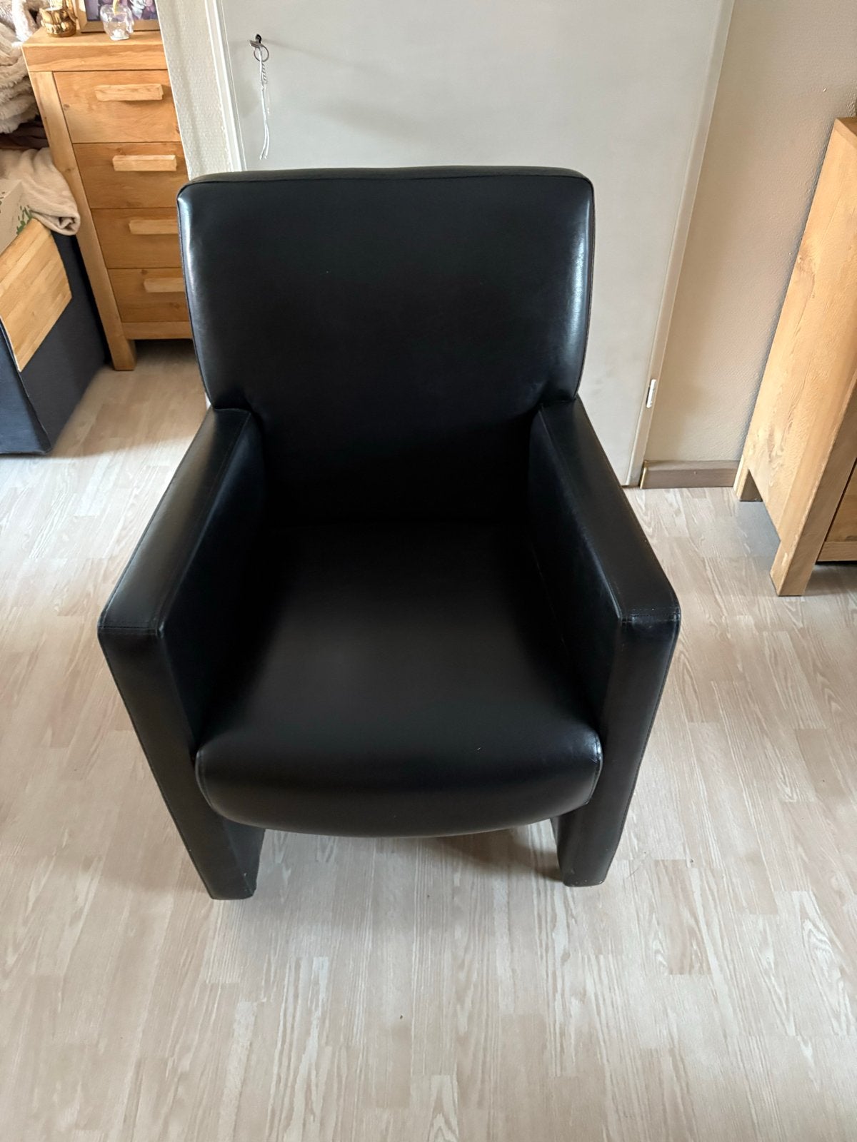 4 Comfortabele zwarte fauteuiles met wieltjes, Ophalen, Gebruikt, Zwart, Leer