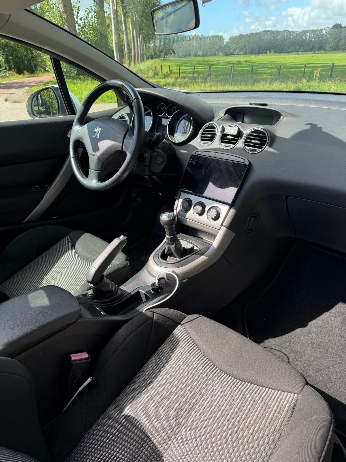 Foto 19 van Peugeot 308 1.6 VTI CC 2011 Wit facelift
