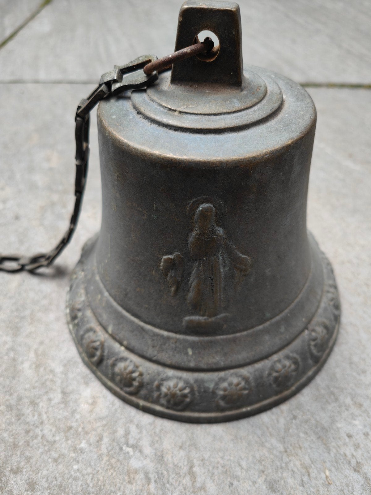 Antieke bronzen bel met religieuze afbeelding, Ophalen