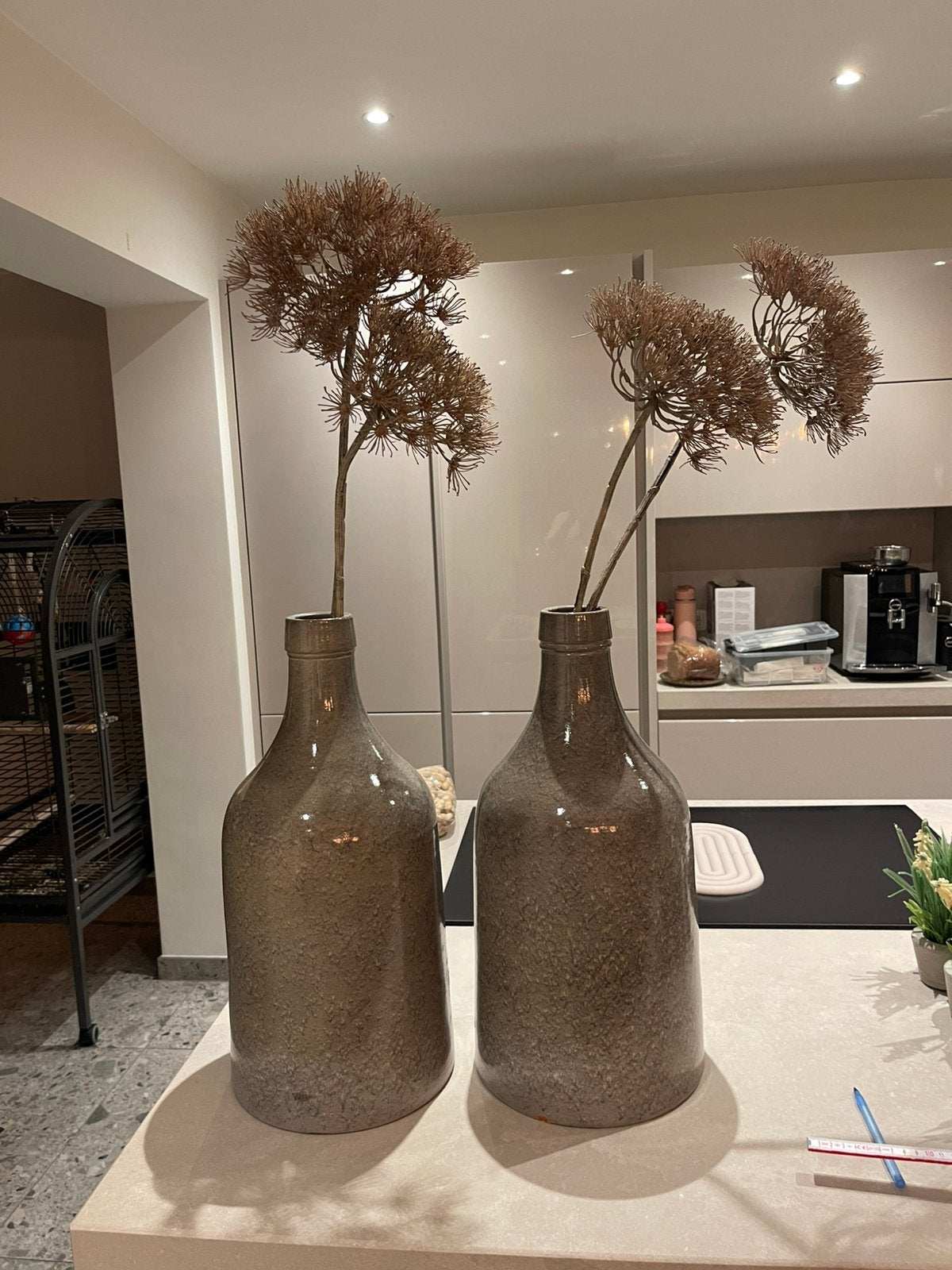 2 mooie vazen taupe/greige kleur doorsnede 24 cm hoogte 50cm, Gebruikt, Ophalen of Verzenden, Geschikt voor droogbloemen, Grijs