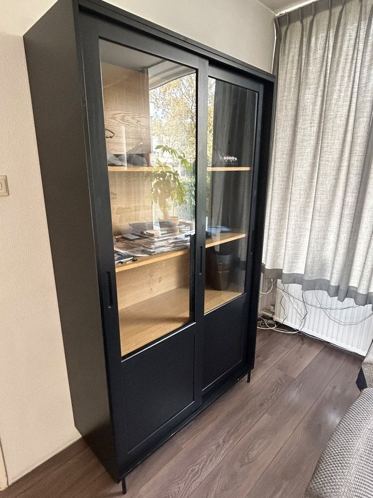 Zwarte, houten vitrinekast van merk Woood, Ophalen, Met deur(en), 100 tot 150 cm, Zo goed als nieuw