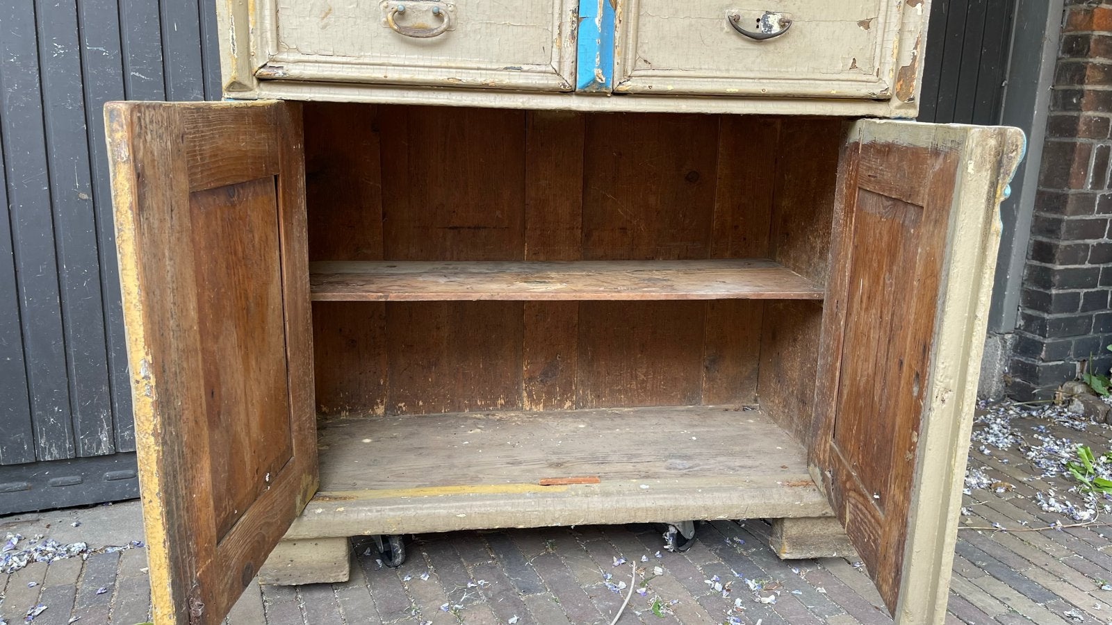 Foto 19 van BARNFIND: brocante kast/keukenkast/buffetkast/servieskast