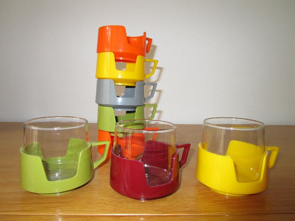 vintage retro 3 theeglazen met plastic houder - Drinkups JAJ, Ophalen of Verzenden, Huis en Inrichting