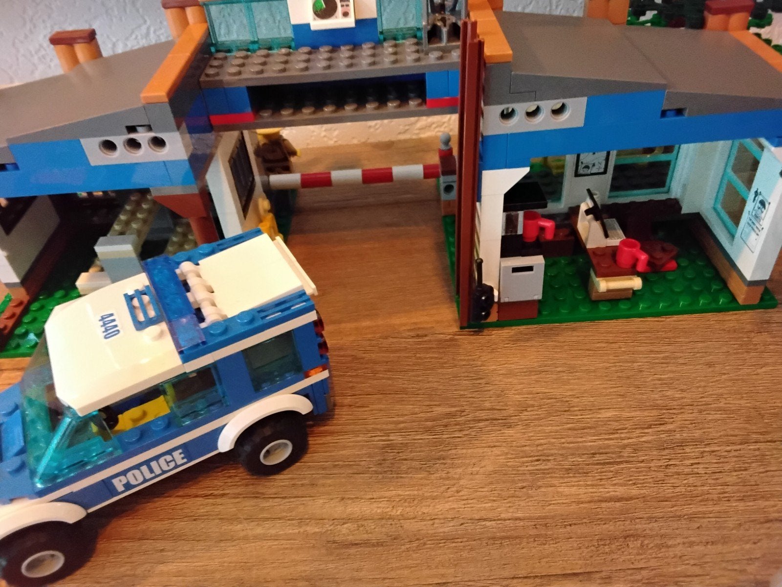 Foto 6 van LEGO CITY Bos Politiebureau - 4440

Mist alleen de zwarte be