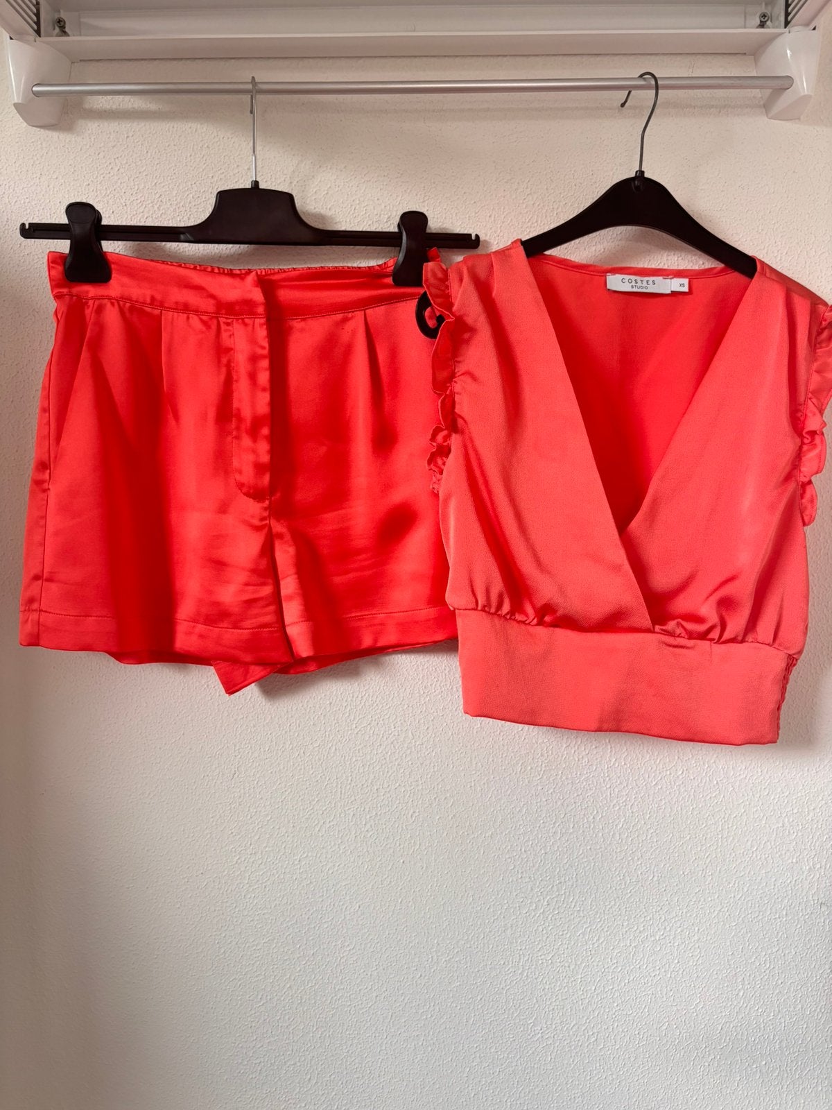 Costes satijnen set XS koraalrood short en top, Kort, Oranje, Ophalen of Verzenden, Zo goed als nieuw